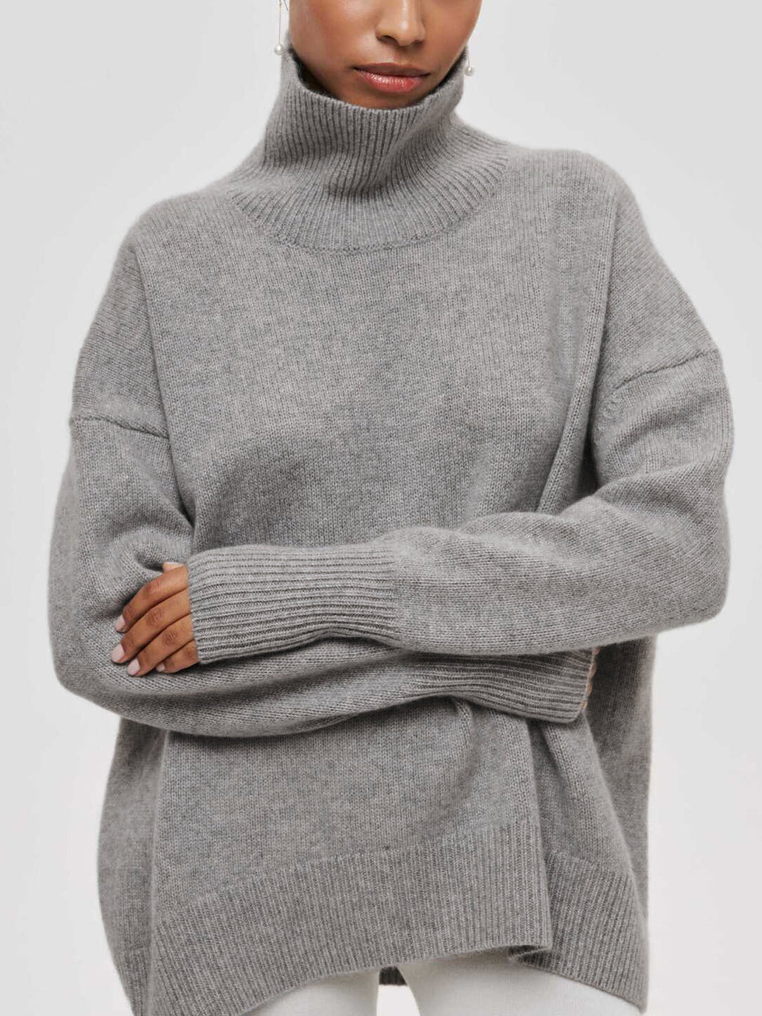 Effortless style: Women's oversized turtleneck sweater, relaxed fit, warm & cozy for chic winter fashion.