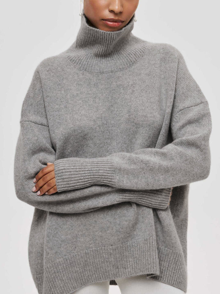 Effortless style: Women's oversized turtleneck sweater, relaxed fit, warm & cozy for chic winter fashion.