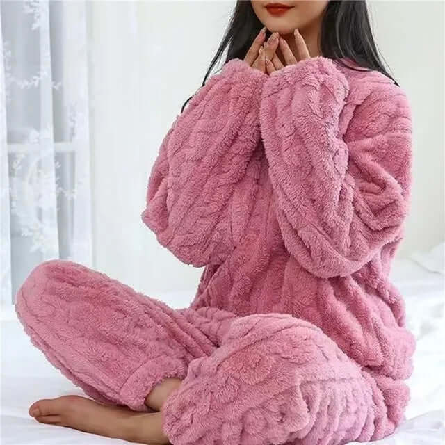 Soft women's fleece loungewear set in a relaxed fit. Perfect for cozy winter evenings and home wear.