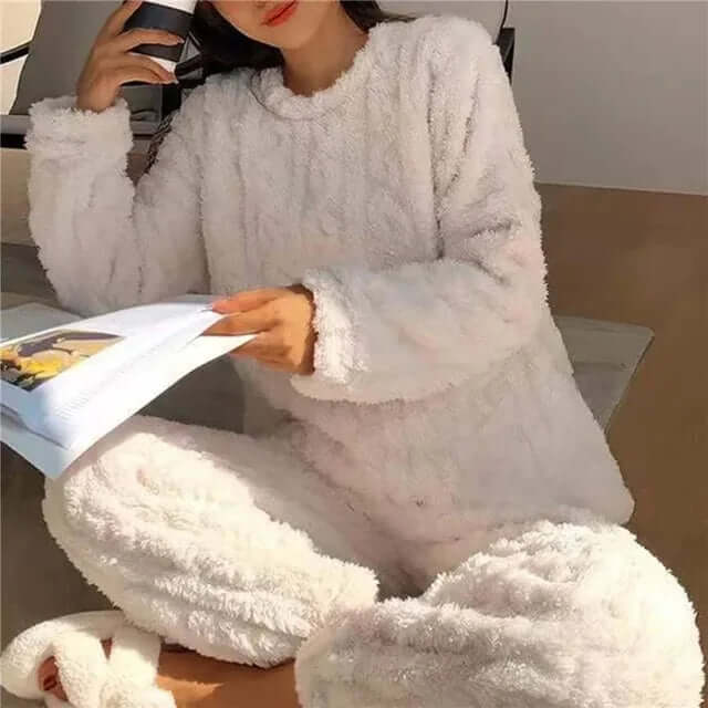 Cozy women's fleece home wear set. Soft and comfortable loungewear, great for winter relaxation.