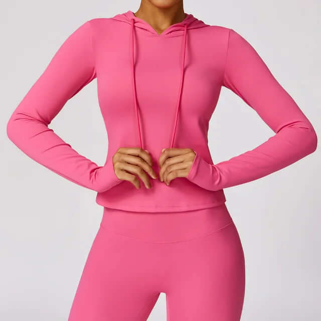 Sporty women's fitness set, featuring a quick-dry top & flexible leggings. Essential gym clothes.