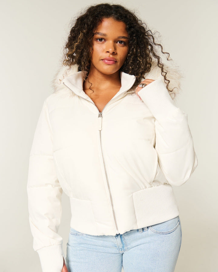 Women's quilted winter jacket with a practical removable hood, ensuring warmth and style.