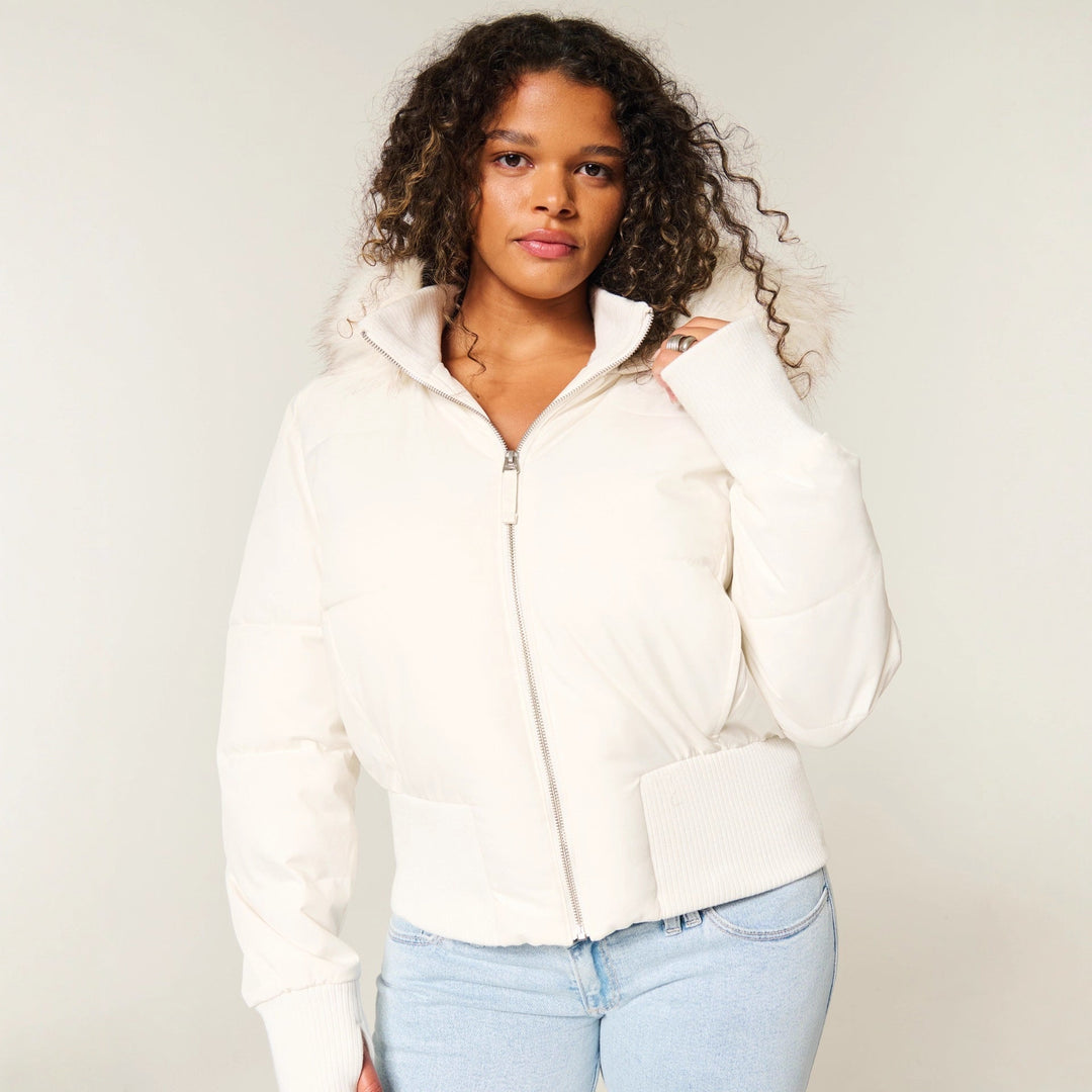 Stylish women's insulated quilted jacket, perfect outerwear for winter's chill. Features a cozy feel.