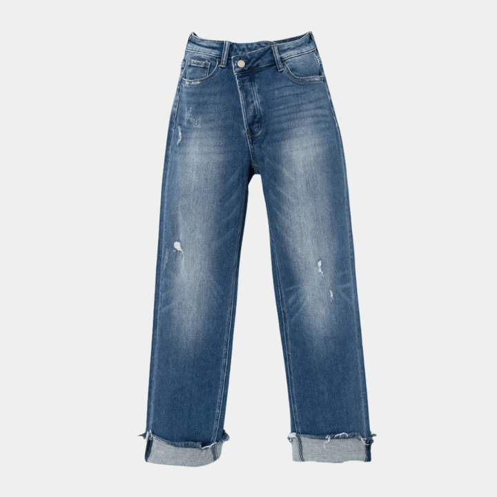 Trendy women's jeans: relaxed fit, blue denim, and an eye-catching irregular waist. Ideal for modern casual outfits.