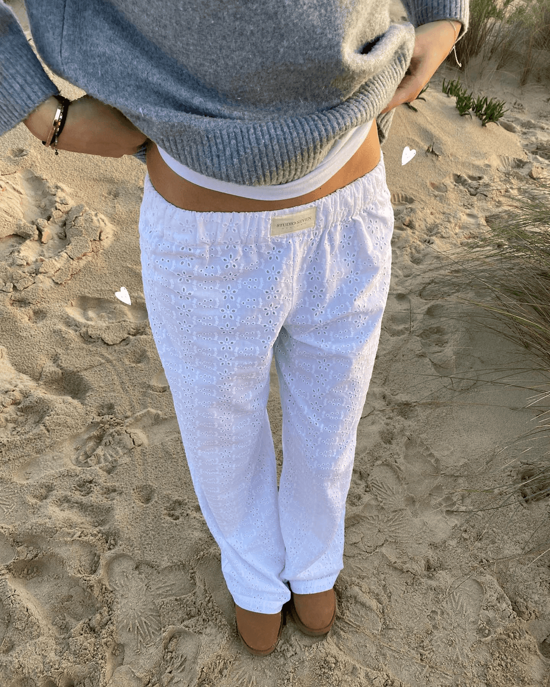 Stylish women's relaxed lounge trousers in soft fabric, offering ultimate comfort & fashion.