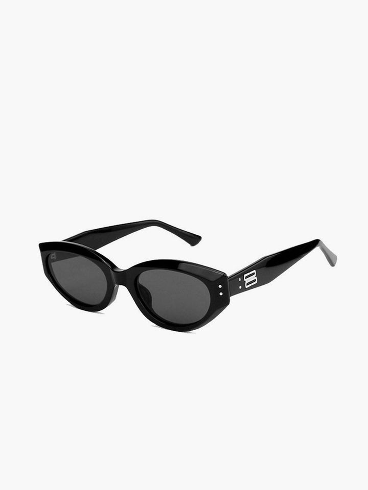 Elegant women's retro black cat eye sunglasses, a timeless fashion accessory.