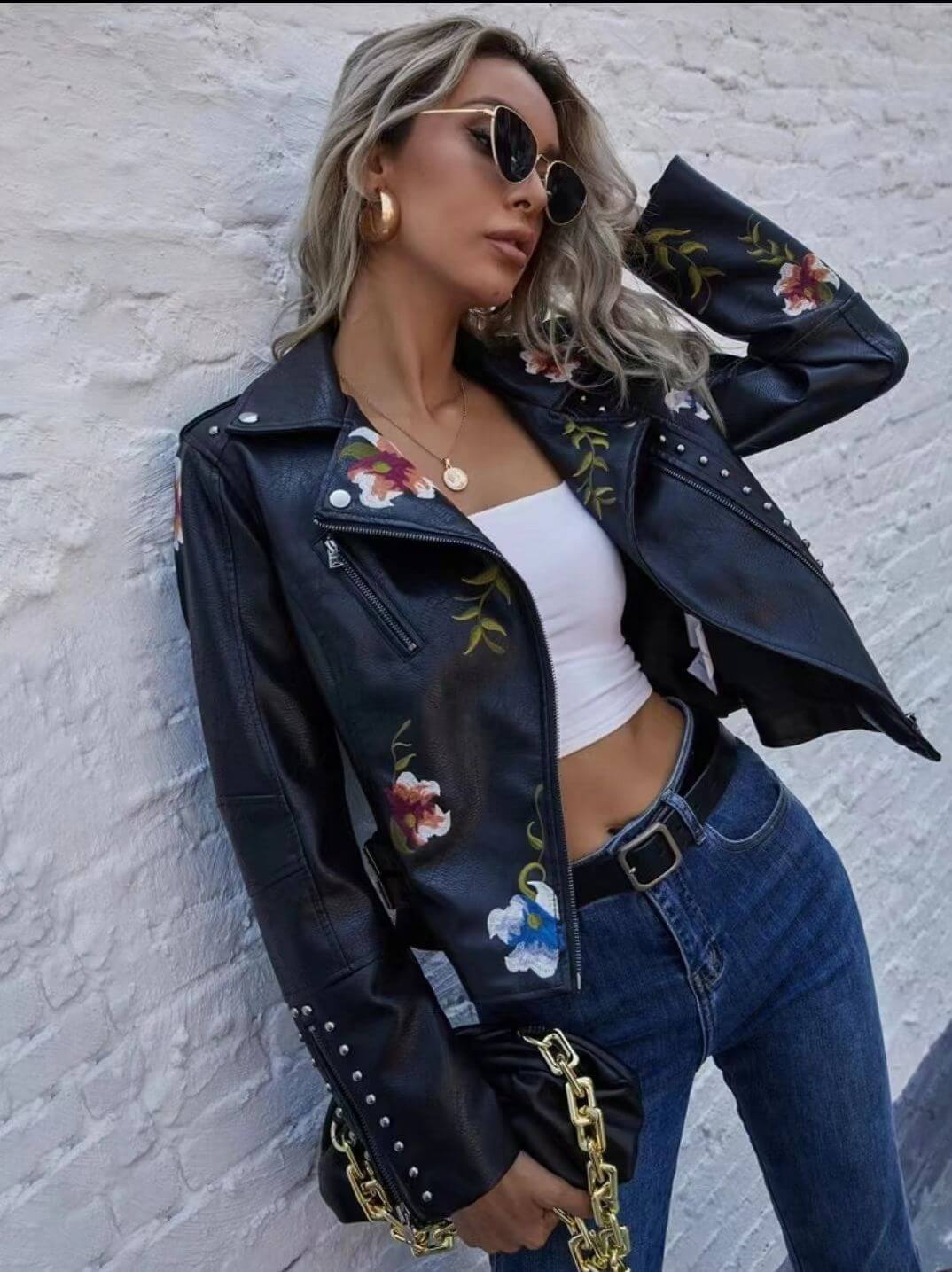 Comfortable women's retro floral jacket, a stylish print outerwear piece for casual spring fashion.