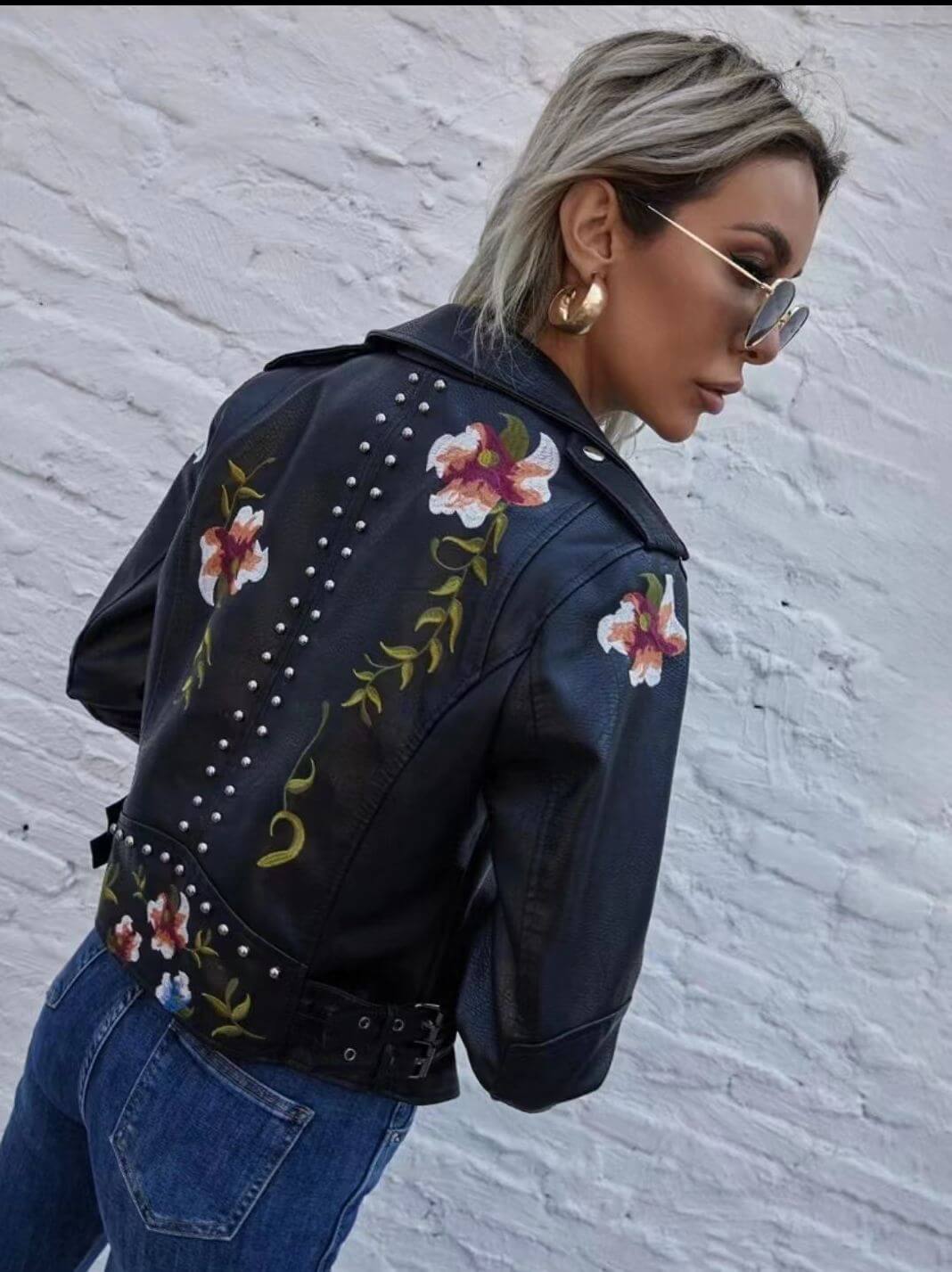 Unique women's retro floral print jacket, perfect lightweight outerwear for a timeless and stylish autumn look.