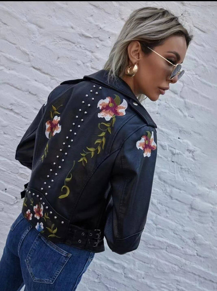 Unique women's retro floral print jacket, perfect lightweight outerwear for a timeless and stylish autumn look.