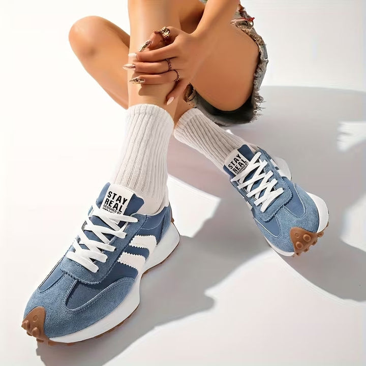 Stylish women's lace-up platform trainers, ideal for casual outfits and adding a vintage touch to your look.