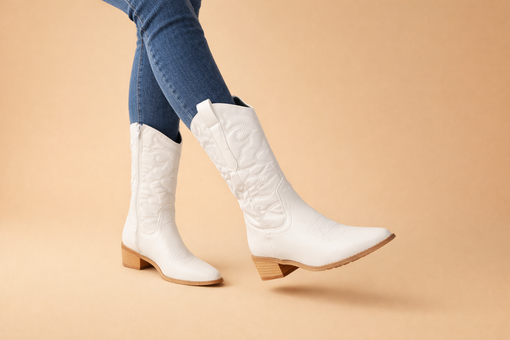 Chic women's western style ankle boots, retro design with a side zipper, comfortable and fashionable.