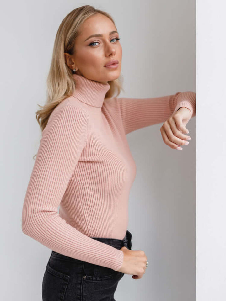 Casual women's ribbed knit turtleneck sweater. Stylish long-sleeve pullover for daily wear.