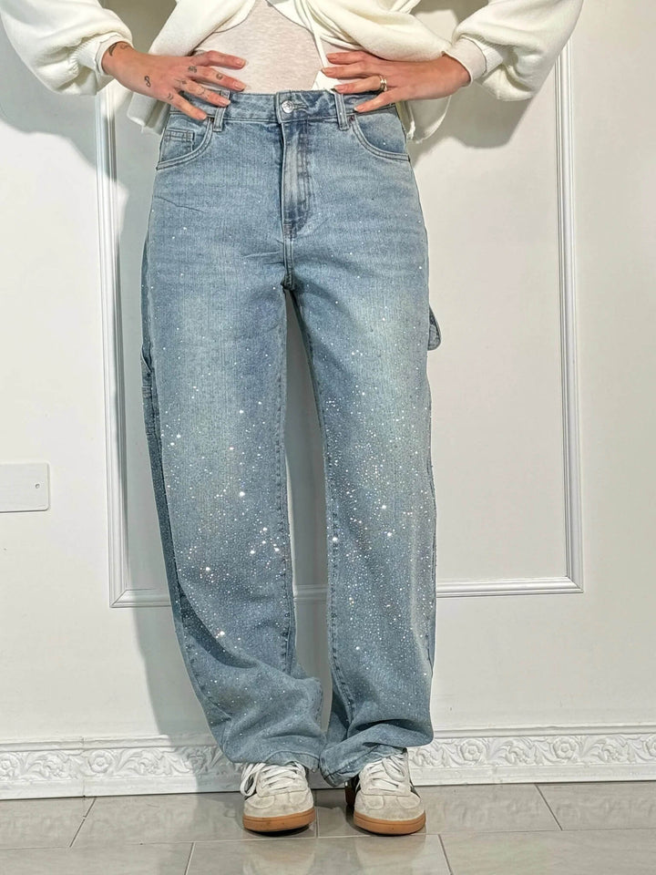 Relaxed fit women's carpenter jeans in a shiny finish with a trendy balloon leg. Fashionable glitter trousers.