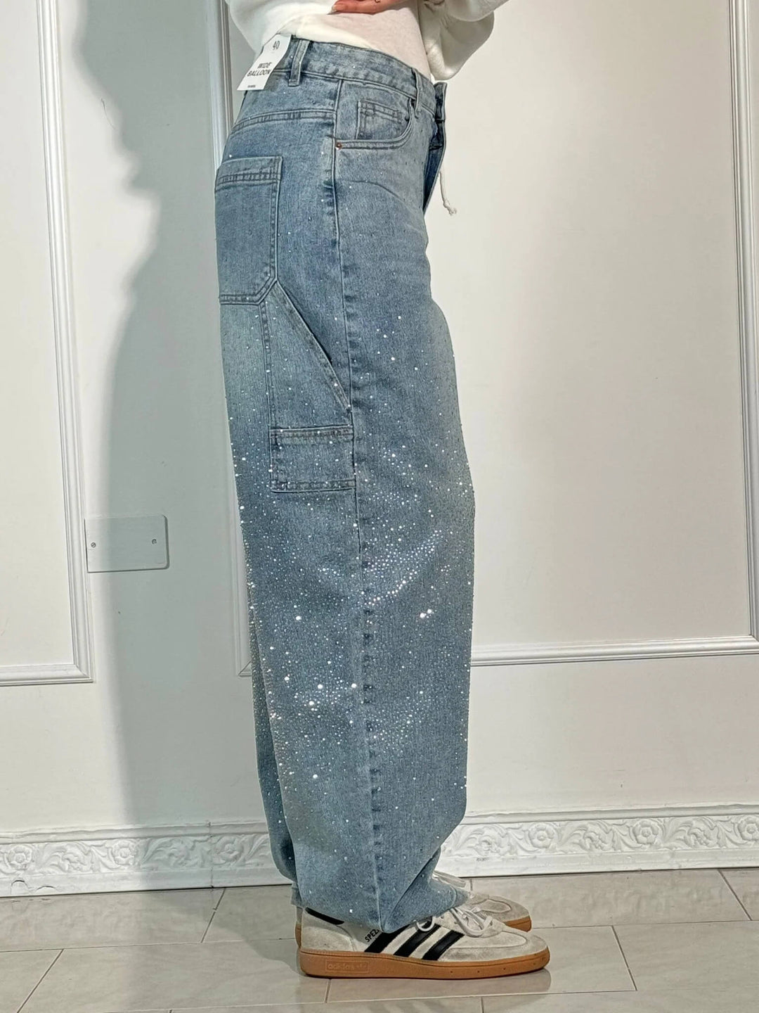 Fashionable women's shiny balloon jeans with carpenter details. Sparkle finish, relaxed fit for everyday wear.