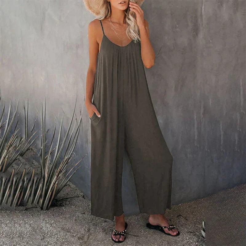 Stylish women's sleeveless loose-fit jumpsuit. This comfortable one-piece features practical pockets, perfect for summer casual wear.
