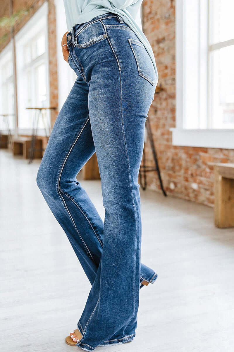 Comfortable women's high-waist flared jeans, slim fit denim pants, ideal for a chic and fashionable look.
