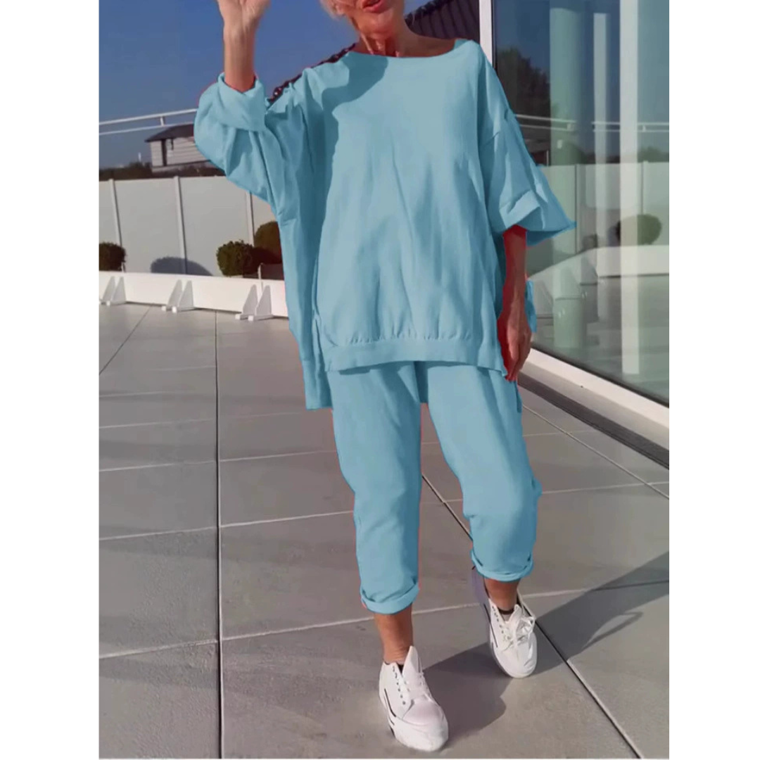 Comfortable two-piece women's loungewear set in soft fabric, perfect for relaxed home wear.