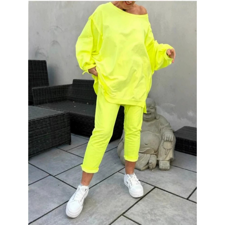 Versatile women's loungewear set; a relaxed fit, soft fabric, two-piece outfit for everyday comfort.