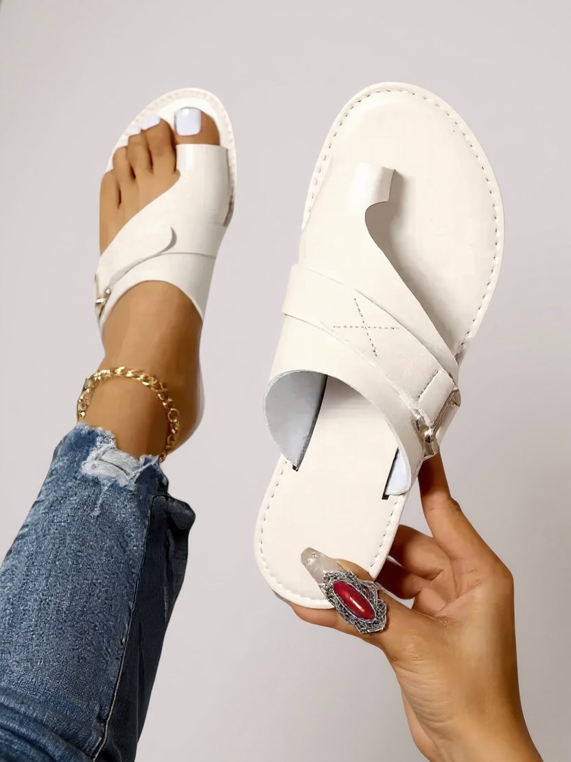 Chic women's toe-loop flat sandals in beige. Breathable, cushioned design for everyday wear, beach, or casual outings.
