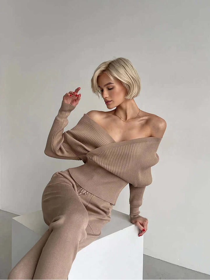 Women's comfortable viscose loungewear set, two-piece with a stylish relaxed fit.