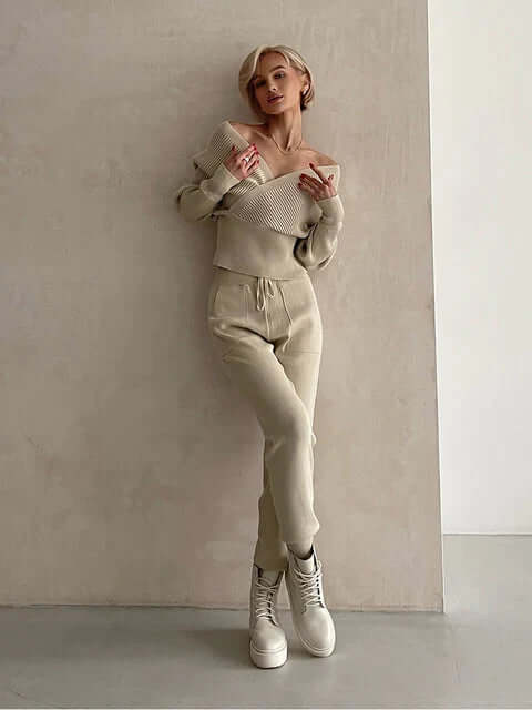 Trendy women's viscose ensemble, two-piece for a chic and comfortable look.
