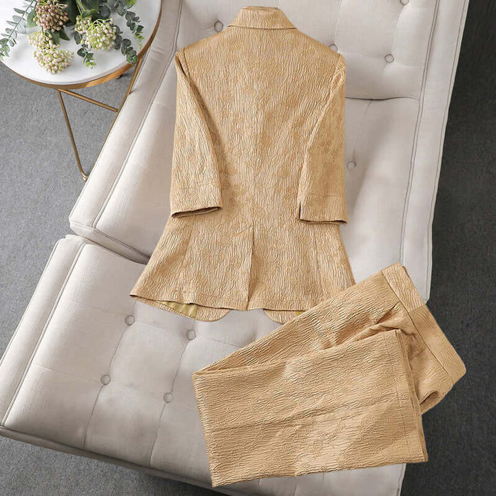 Sophisticated women's tailored suit, a professional blazer & trousers for a polished, modern look.