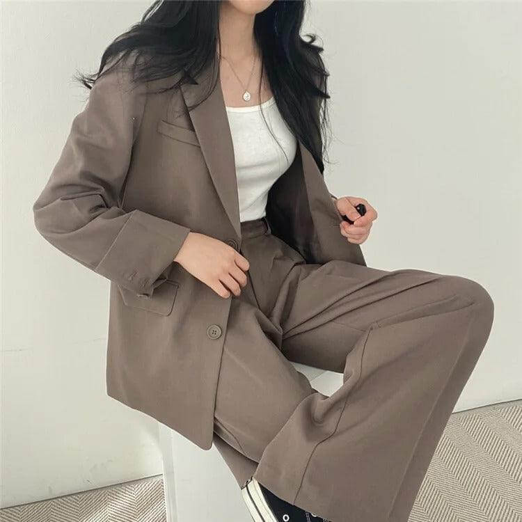 Elegant women's fashion: tailored blazer & straight-leg pants for a sophisticated style.