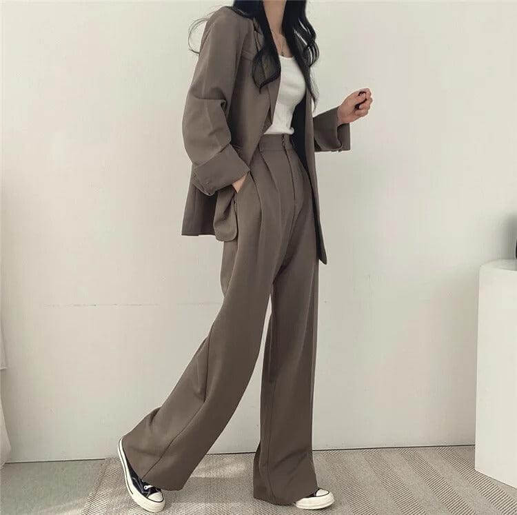 Versatile women's set with a refined tailored blazer and flattering straight-leg pants.