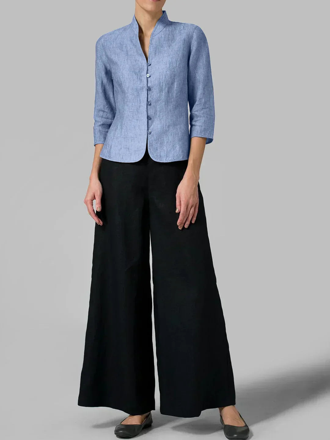 Stylish women's tailored linen blazer. Elegant fashion piece, lightweight & breathable, perfect for sophisticated summer outfits.
