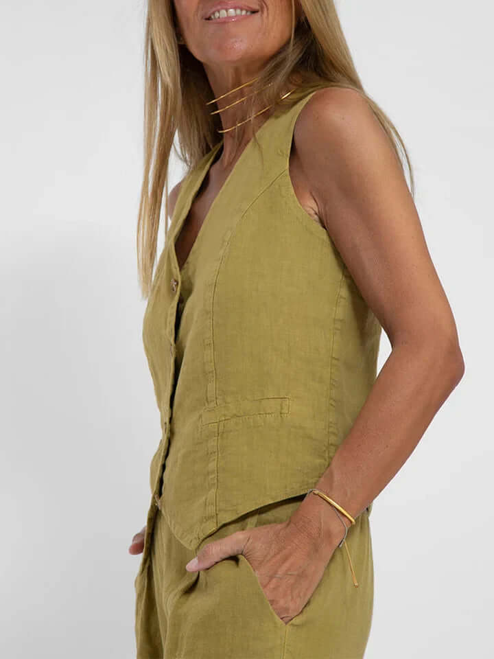 Casual white linen vest and pants set for women, ideal for chic summer styling.