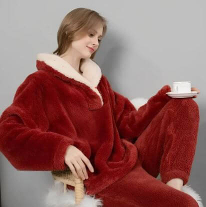 Women's ultra-soft fleece pajama set, warm & cozy loungewear for ultimate comfort and relaxation at home.