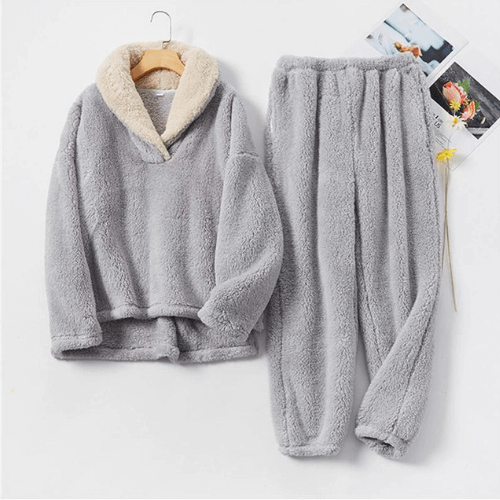Ultra-soft women's fleece pajama set, warm loungewear, cozy sleepwear perfect for comfort and relaxation.