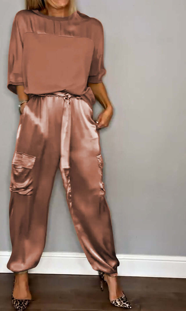 Fashionable women's two-piece loungewear set, combining style & comfort for relaxation wear.