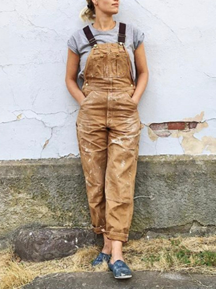 Fashionable women's utility jumpsuit with adjustable straps and practical pockets for spring and summer.