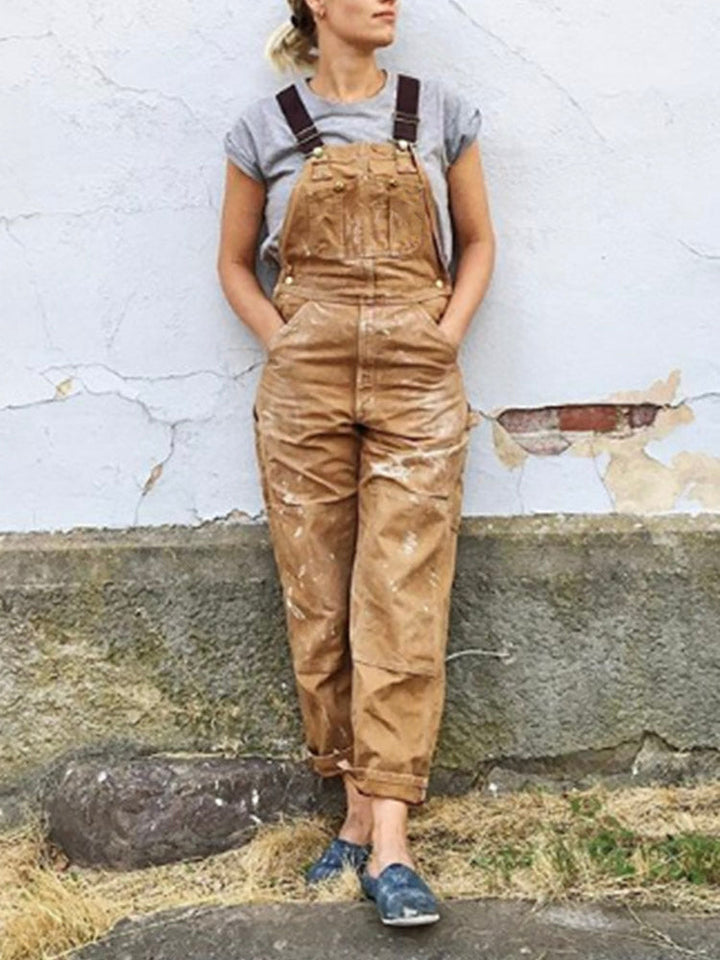 Fashionable women's utility jumpsuit with adjustable straps and practical pockets for spring and summer.