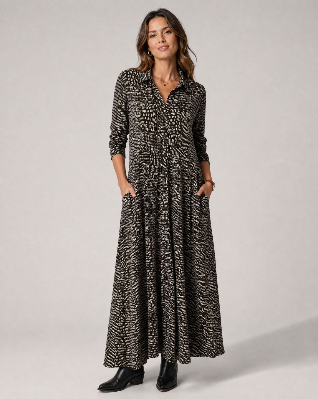 Comfortable women's V-neck maxi dress with a relaxed fit, ideal as a stylish long shirt dress for summer.