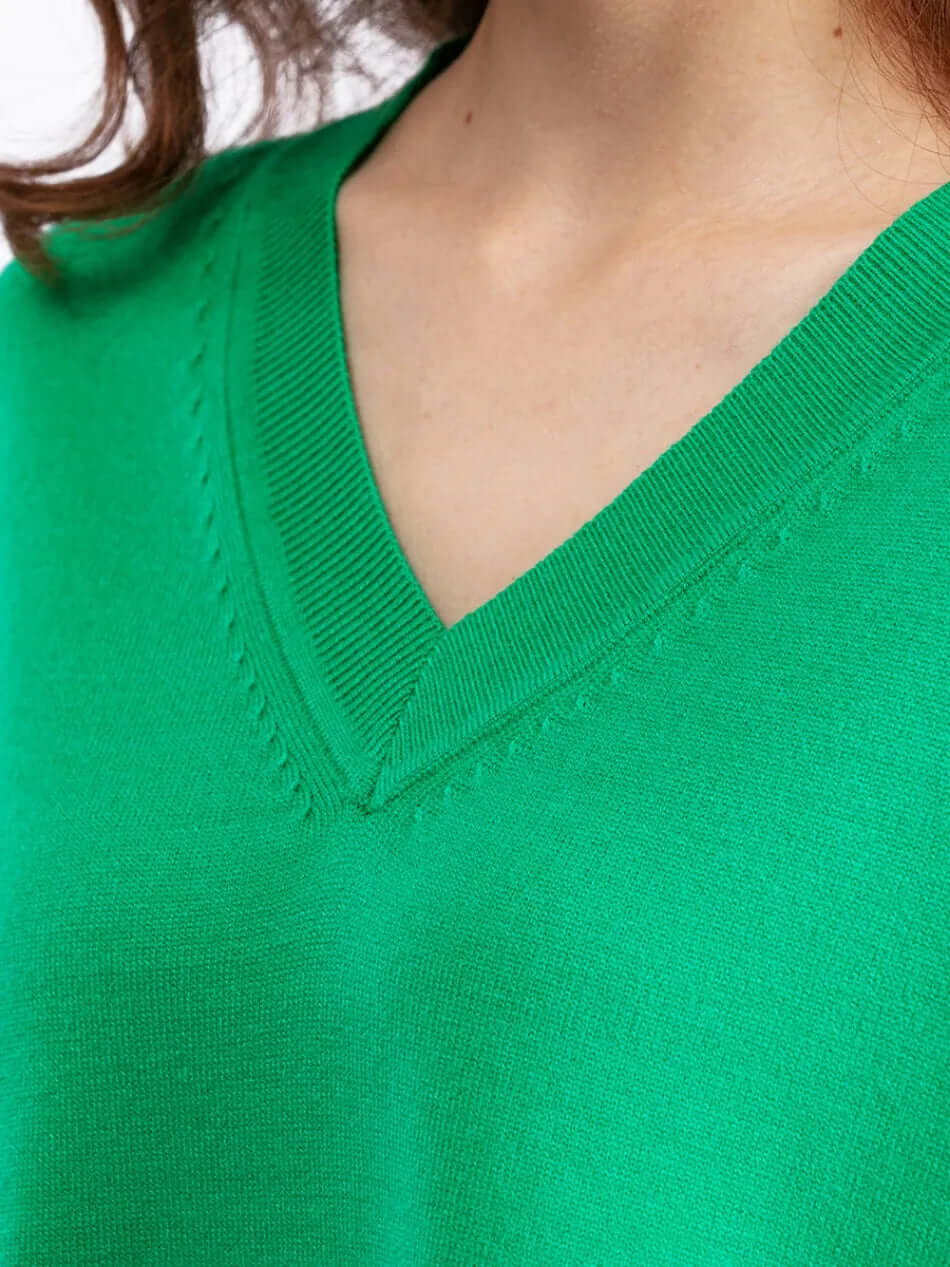 Effortless women's casual set: V-neck sweater & wide-leg trousers. Versatile for everyday fashion.
