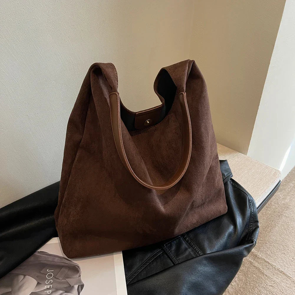 Fashionable women's versatile large tote bag, an essential casual shoulder bag for daily use.