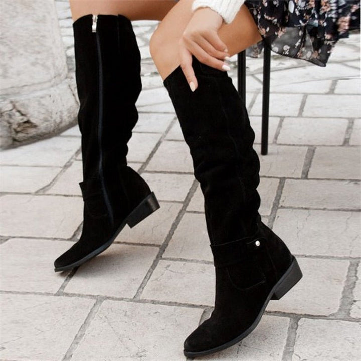Elegant black flat knee-high boots for women, ideal for casual or dressy fall/winter outfits.