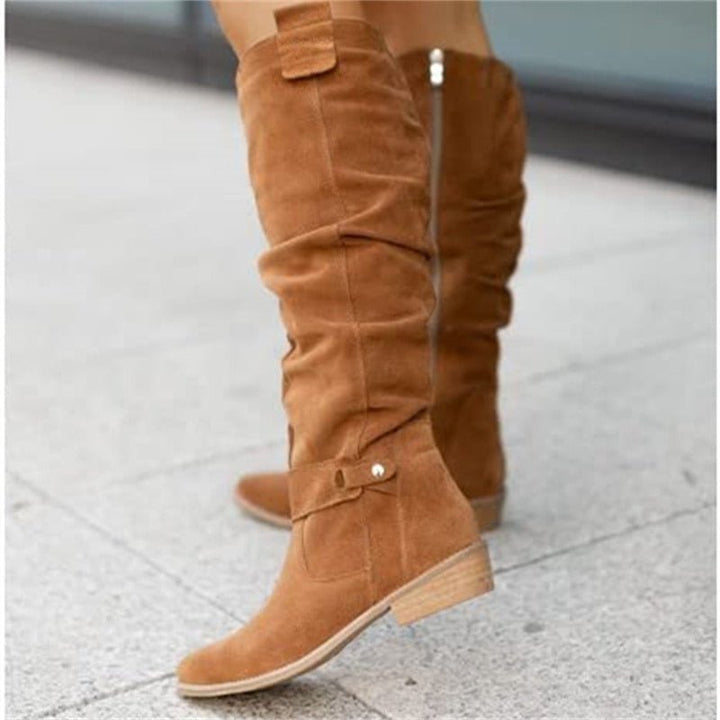 Practical & chic women's flat knee-high boots, great for comfortable all-day wear in cold seasons.