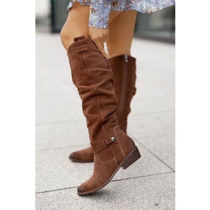 Trendy women's flat knee-high boots, a must-have for fall fashion & elegant winter style.