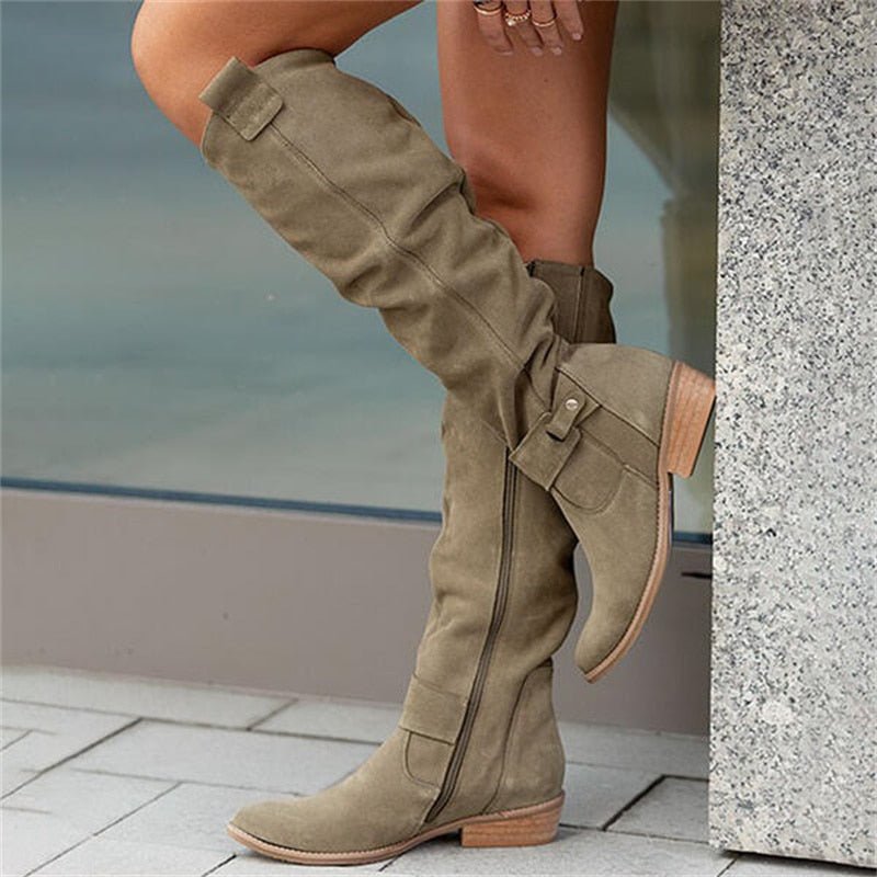 Classic women's flat knee-high boots, an essential versatile piece for your fall & winter wardrobe.
