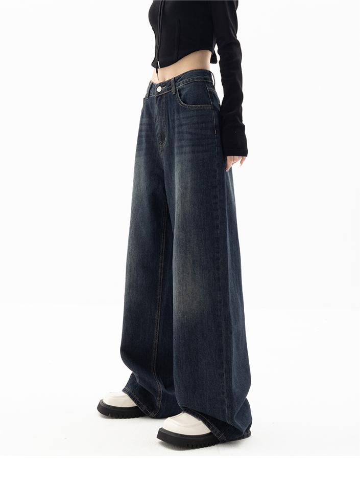Comfortable women's baggy boyfriend jeans, vintage black denim, high-waist relaxed fit for casual wear.
