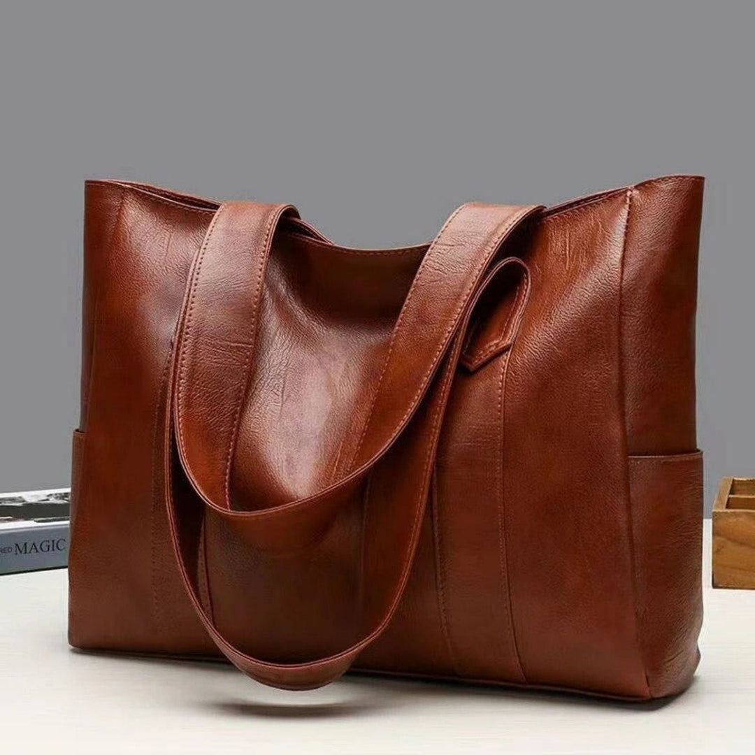 Fashionable women's vintage leather shoulder bag, an elegant accessory in classic brown for daily wear.