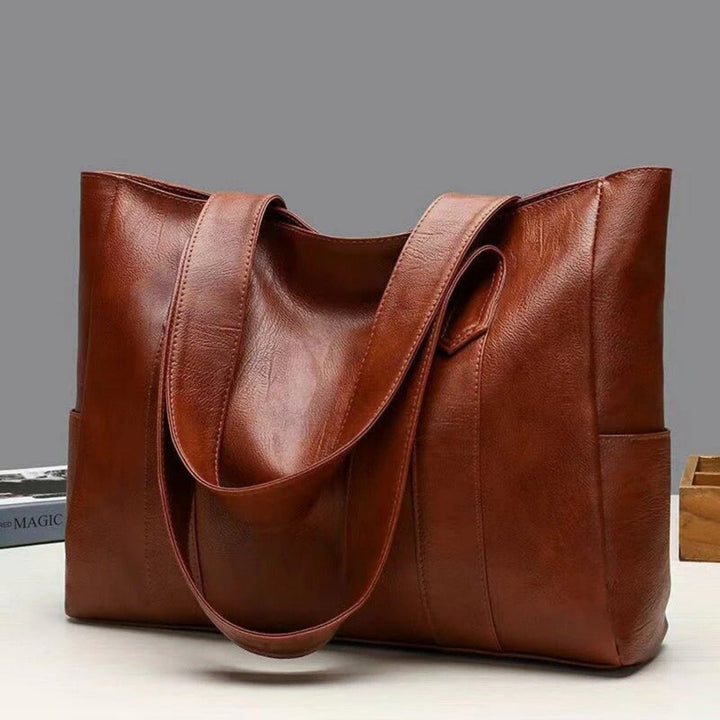 Fashionable women's vintage leather shoulder bag, an elegant accessory in classic brown for daily wear.