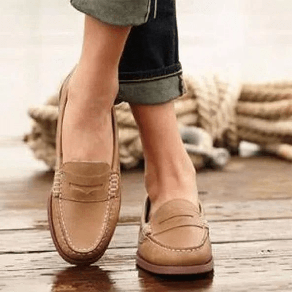 Retro women's shoes: comfortable PU leather slip-on loafers featuring a low heel