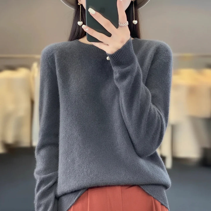 Fashionable women's autumn/winter crewneck sweater, soft, warm, and easy to layer.