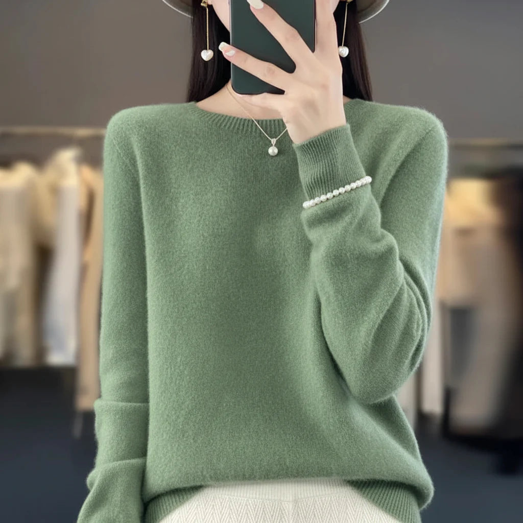 Warm women's crewneck sweater, a soft pullover for cozy comfort in autumn and winter.