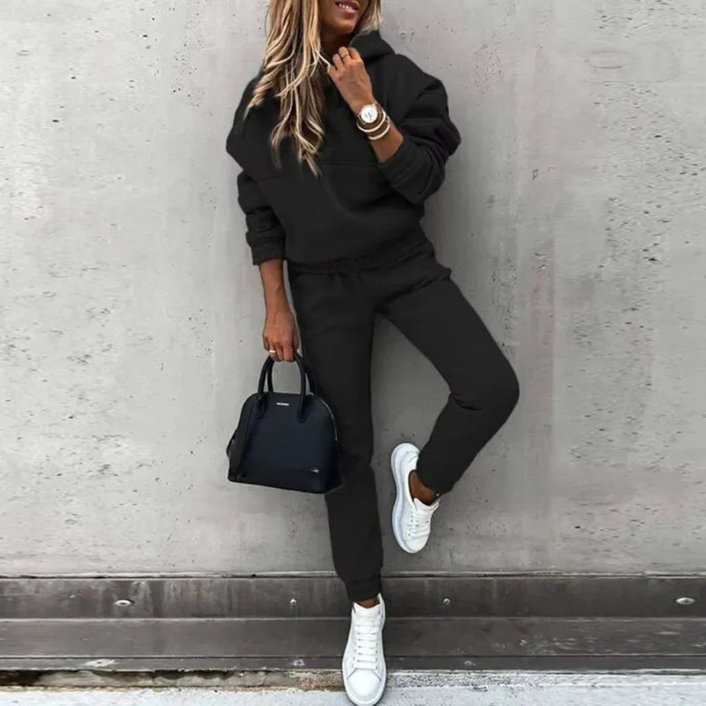 Women's warm winter tracksuit set, featuring a cozy zip-up jacket and comfortable joggers for sporty casual wear.