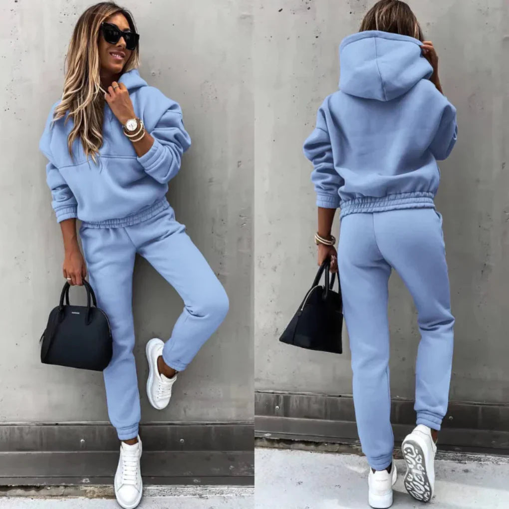 Sporty women's winter activewear tracksuit. Includes a full-zip jacket & warm joggers, ideal for athletic comfort.